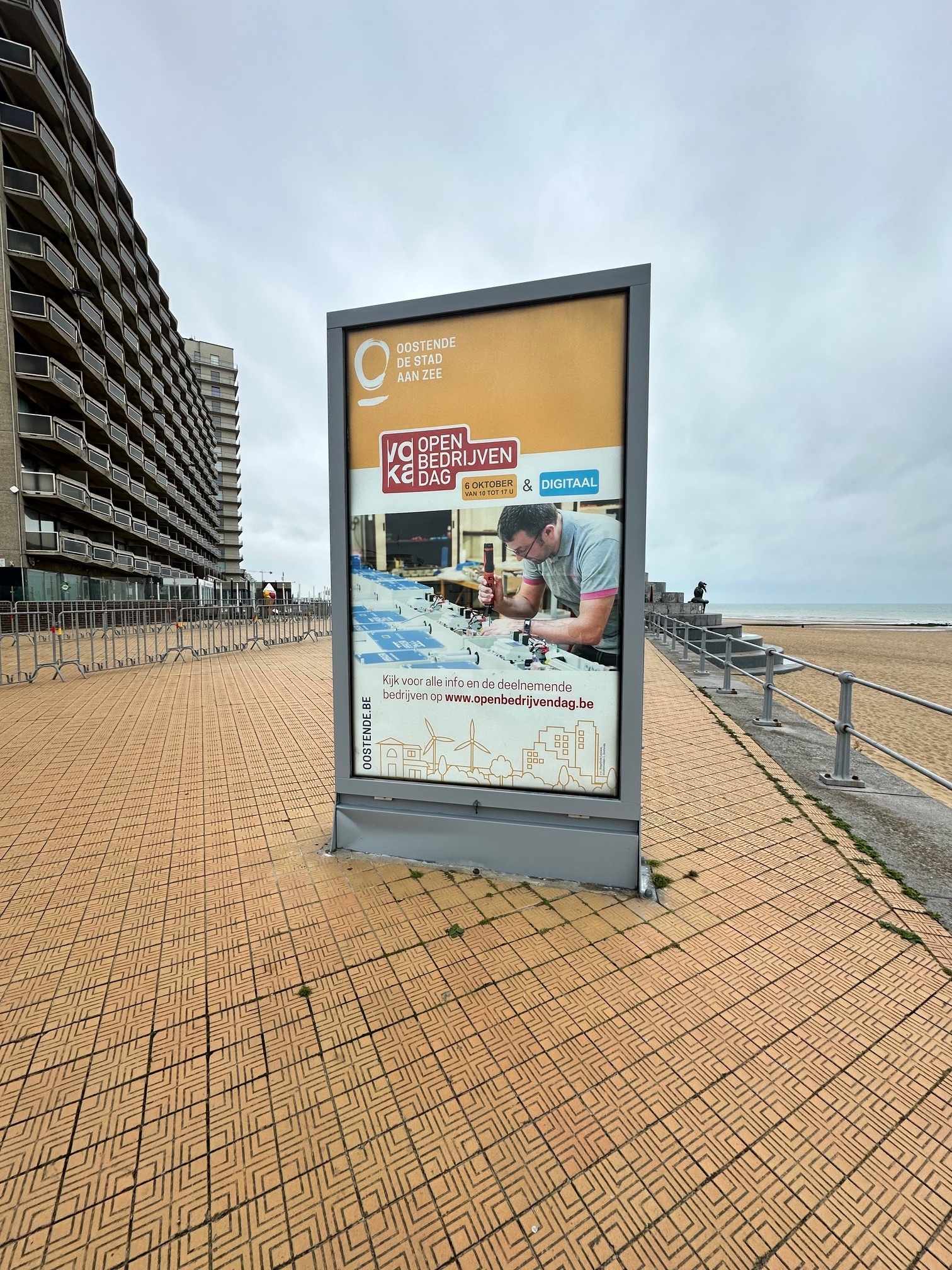AKZIE OOSTENDE LIGHTBOX PORTRAIT
